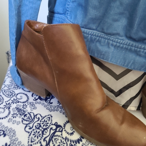 Brown leather ankle Boots with gold tone zipper - Picture 4 of 7